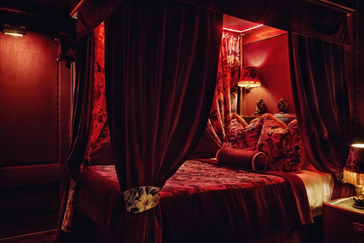 House Of Gods Royal Mile Hotel Единбург Екстериор снимка